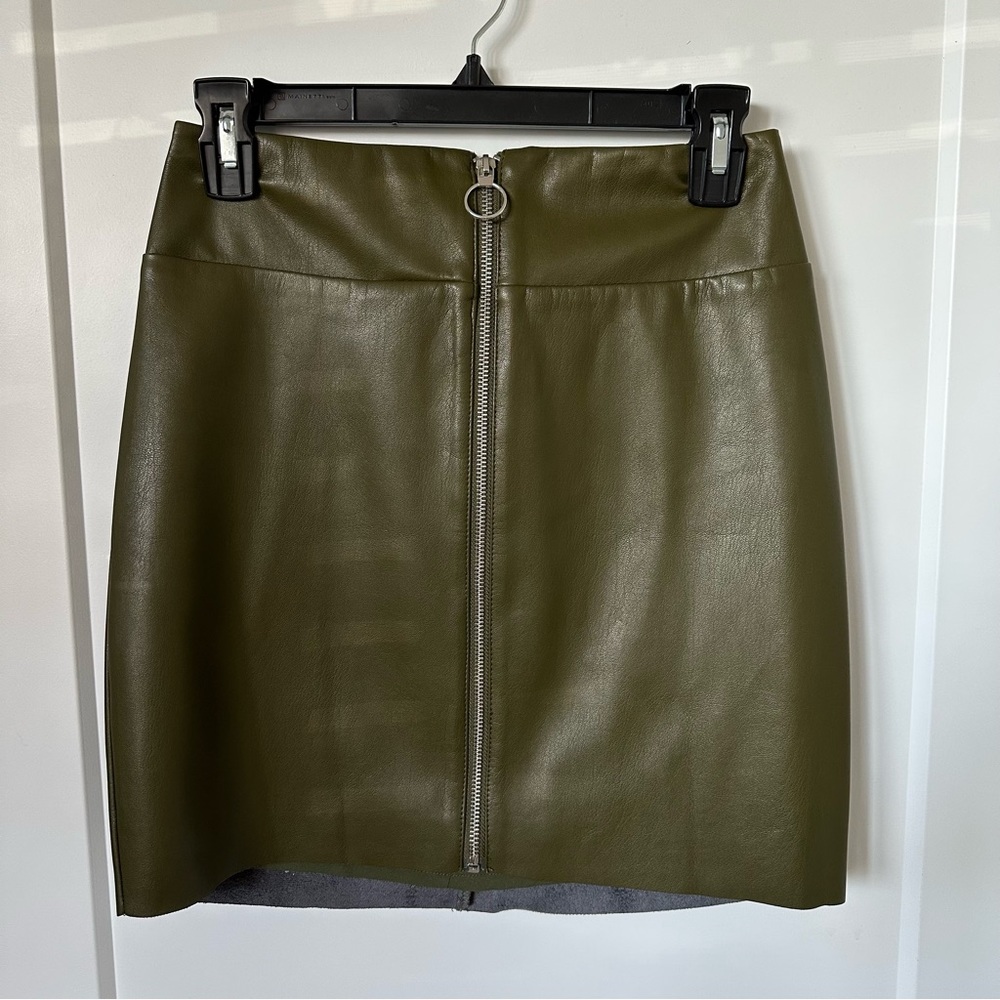 Express Vegan Leather O-ring Zip Front Mini Skirt Olive Green Sz 4 Fits 2 NWT - Picture 4 of 10